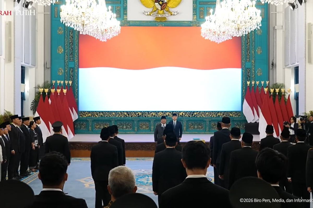 Presiden Prabowo Subianto melakukan reshuffle kabinet di Istana. Berikut daftar menteri dan pejabat yang dilantik Prabowo. Baca artikel CNN Indonesia "Daftar Lengkap Reshuffle Menteri dan Pejabat yang Dilantik Prabowo